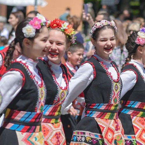 Моден спектакъл Заедно ще събере средства за нови костюми на ансамбъл Загорче