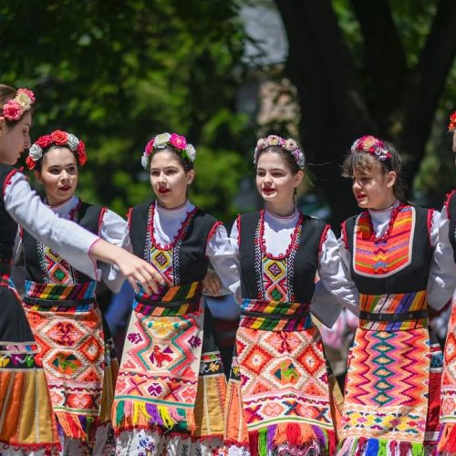 Моден спектакъл Заедно ще събере средства за нови костюми на ансамбъл Загорче