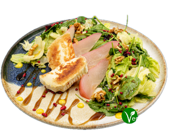 Салата със запечено козе сирене и пуширана круша /Salad with grilled goat cheese/ Салата със запечено козе сирене и пуширана круша /Salad with grilled goat cheese/