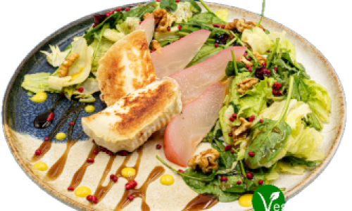 Салата със запечено козе сирене и пуширана круша /Salad with grilled goat cheese/