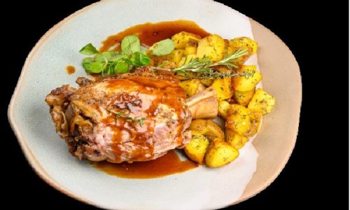 Бавно печен свински джолан с билкови картофи / Slow roasted pork knuckle with herbal potatoes