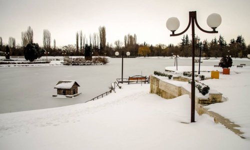 Снежна приказка край езеро Загорка
